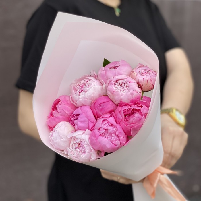 Розовый микс из 11 пионов